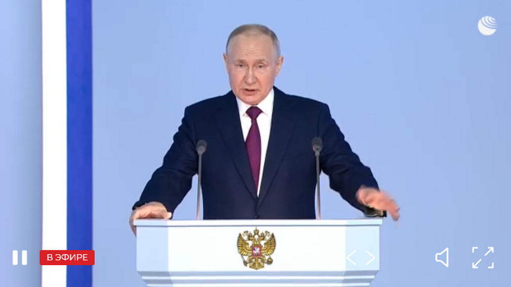 Президент Владимир Путин поблагодарил жителей страны за мужество и решимость